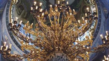 教堂里的吊灯和壁画。 圣彼得堡大教堂里华丽而古老的雕像。 4k